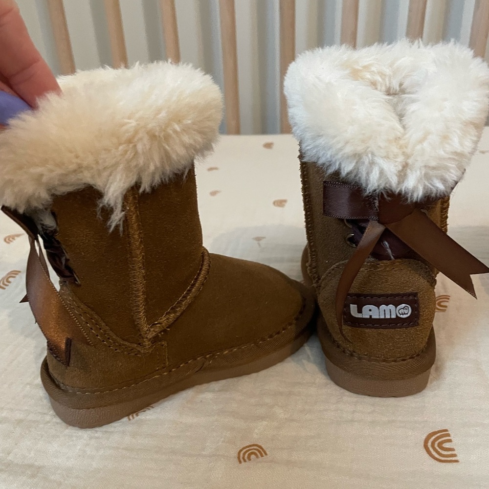 Lamo size 6 toddler faux ugg boot (never worn)